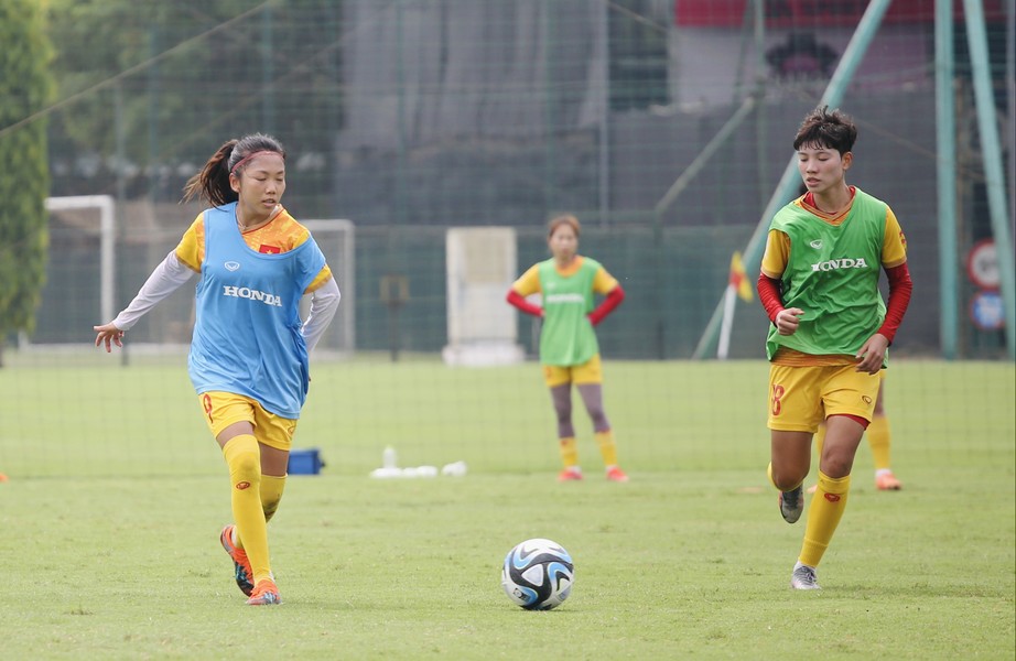 Các nữ tuyển thủ hào hứng tập luyện trước ngày dự World Cup