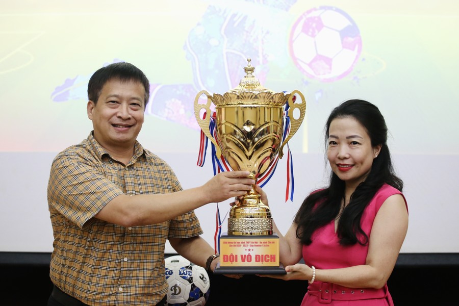 Toàn cảnh bốc thăm chia bảng giải bóng đá học sinh THPT Hà Nội 2023