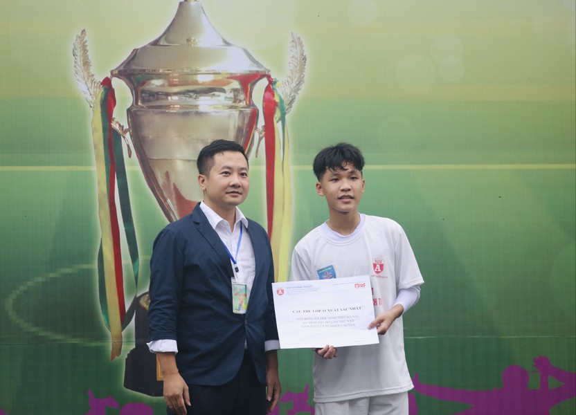 Toàn cảnh lễ trao giải bóng đá học sinh THPT Hà Nội 2023