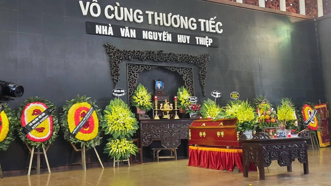 {Ảnh} Tiễn đưa nhà văn Nguyễn Huy Thiệp về với 