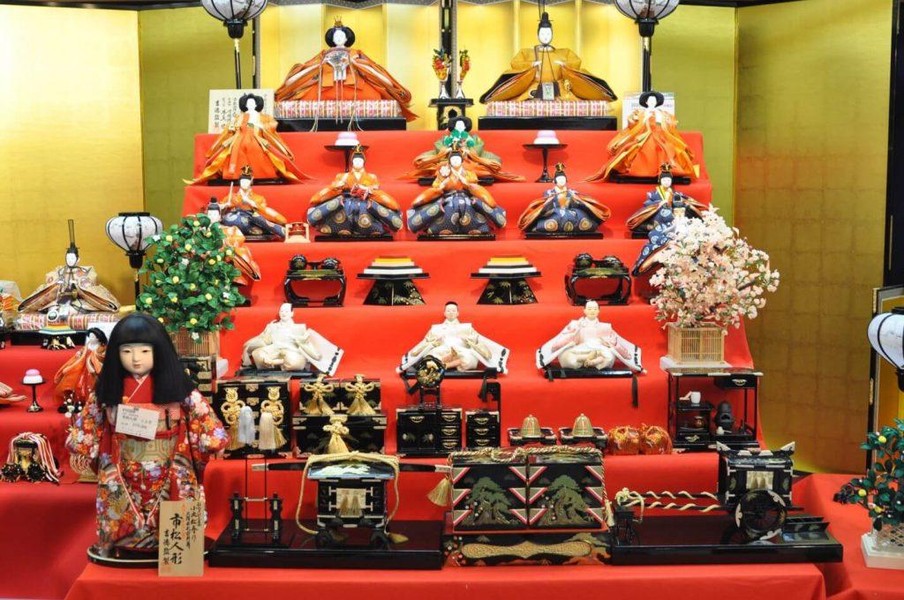 Độc đáo bộ sưu tập búp bê Hina được trang trí trên kệ 7 tầng của Nhật Bản 
