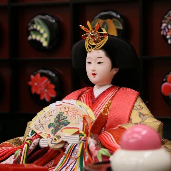 Độc đáo bộ sưu tập búp bê Hina được trang trí trên kệ 7 tầng của Nhật Bản 