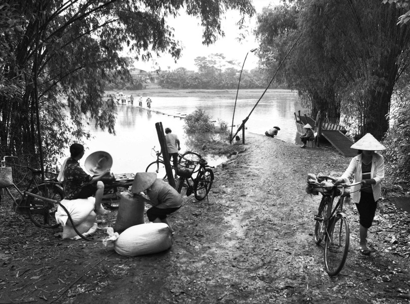 Nhớ những bến đò quê, thương nhớ những phận người lam lũ qua ảnh đen trắng của Nguyễn Hữu Tuấn