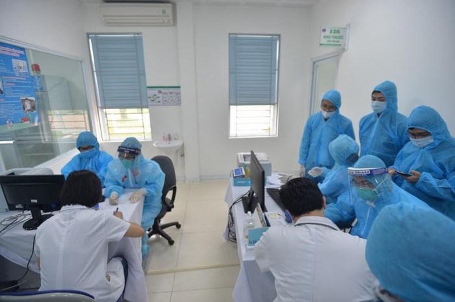 Cập nhật những khung hình về buổi tiêm vaccine Covid-19 đầu tiên tại Hà Nội, Hải Dương sáng 8-3