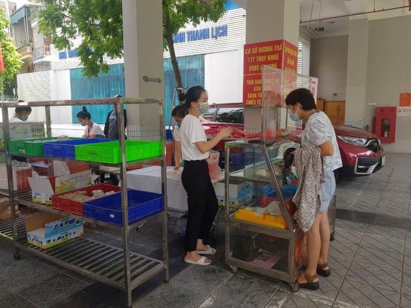 Hà Nội: Xếp hàng, đội nắng chờ mua bánh trung thu nổi tiếng