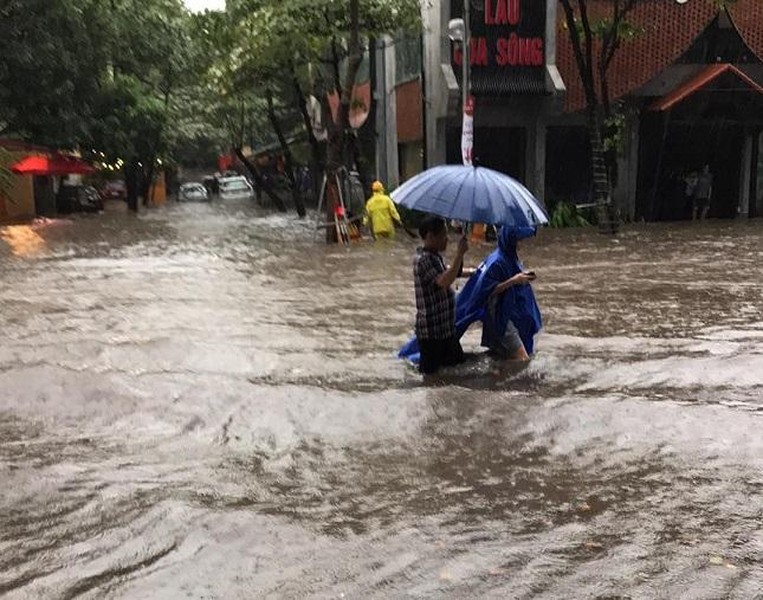 Hà Nội: Nhiều tuyến phố ngập sâu sau trận mưa như trút nước
