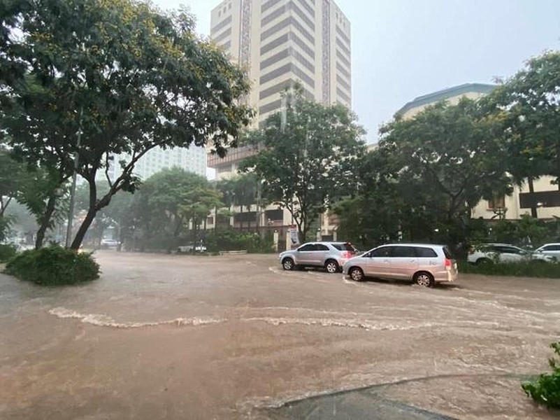 Hà Nội: Nhiều tuyến phố ngập sâu sau trận mưa như trút nước