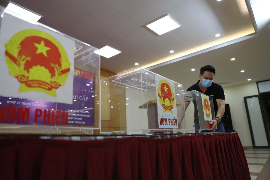 [Ảnh] ĐHQG Hà Nội lên phương án đảm bảo an toàn cho 900 sinh viên tham gia bầu cử