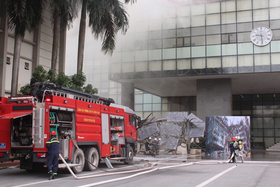Toàn cảnh diễn tập phương án giải cứu nạn nhân vụ cháy nổ trong trường học