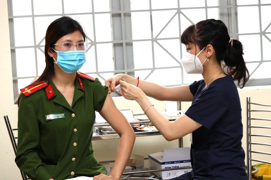 Ngắm nữ cán bộ y tế Cảnh sát cơ động xinh đẹp tiêm vaccine cho đồng đội