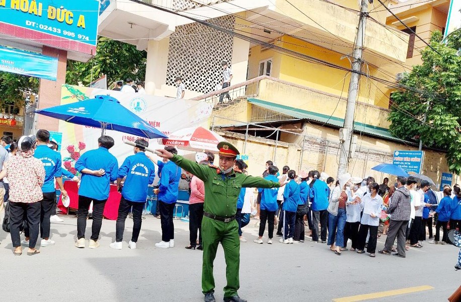 Sắc phục cảnh sát hòa màu áo tình nguyện trong ngày đầu kỳ thi tuyển sinh THPT năm 2022