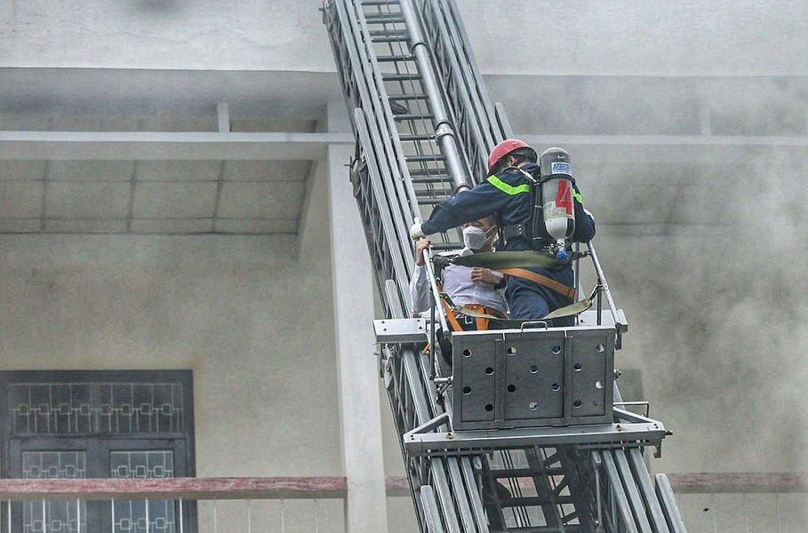 Xem lính cứu hỏa thực hiện nhiệm vụ cứu nạn khi xảy ra sự cố thảm họa