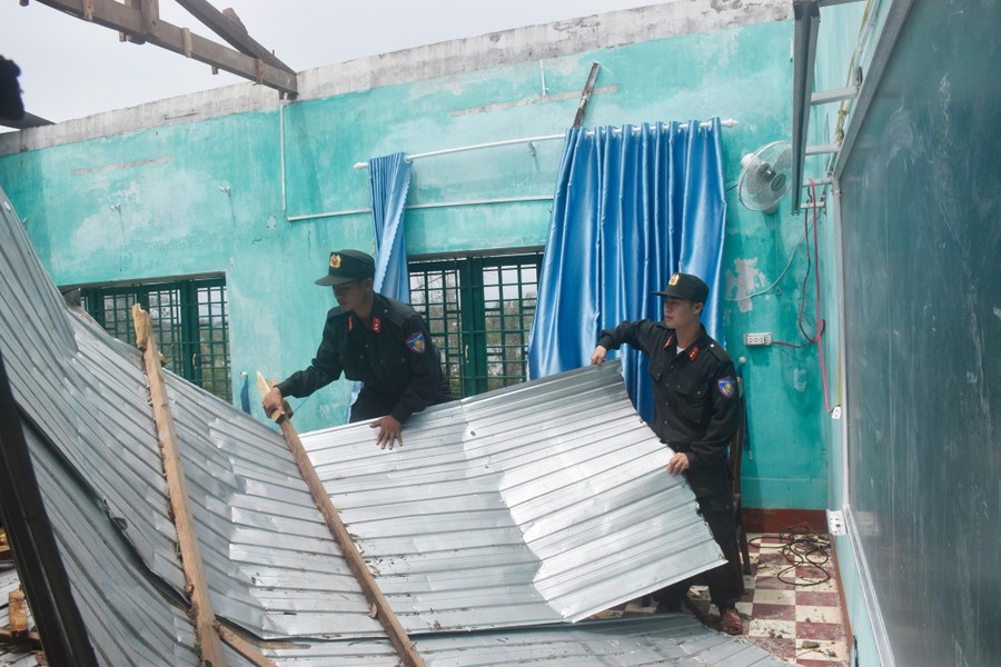 Trung đoàn Cảnh sát cơ động Trung bộ khẩn trương giúp dân khắc phục hậu quả cơn bão Noru