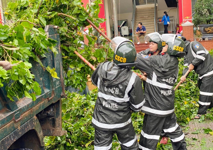 Trung đoàn Cảnh sát cơ động Trung bộ khẩn trương giúp dân khắc phục hậu quả cơn bão Noru