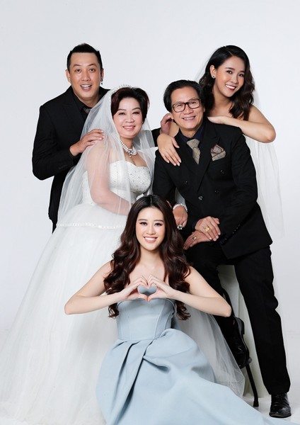 Hoa hậu Khánh Vân khoe khoảnh khắc hiếm hoi chụp cùng cả gia đình
