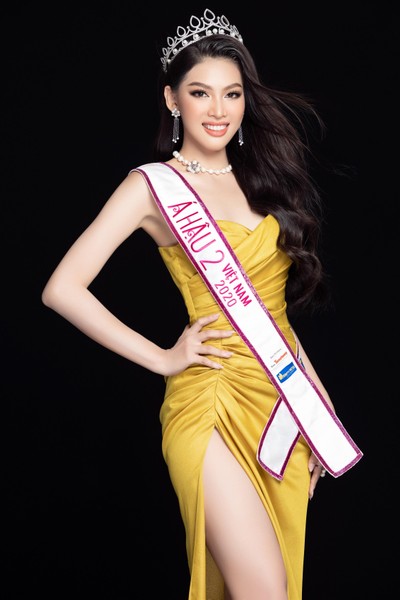 Nhan sắc Hoa hậu Đỗ Thị Hà sau một tháng đăng quang