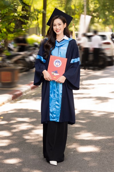 Hoa hậu Đỗ Thị Hà khoe bằng tốt nghiệp Đại học