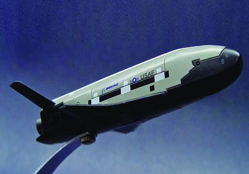 [ẢNH] Lần đầu Mỹ hé lộ khoang máy bay tối mật X-37B, loại vũ khí khiến Trung Quốc e ngại