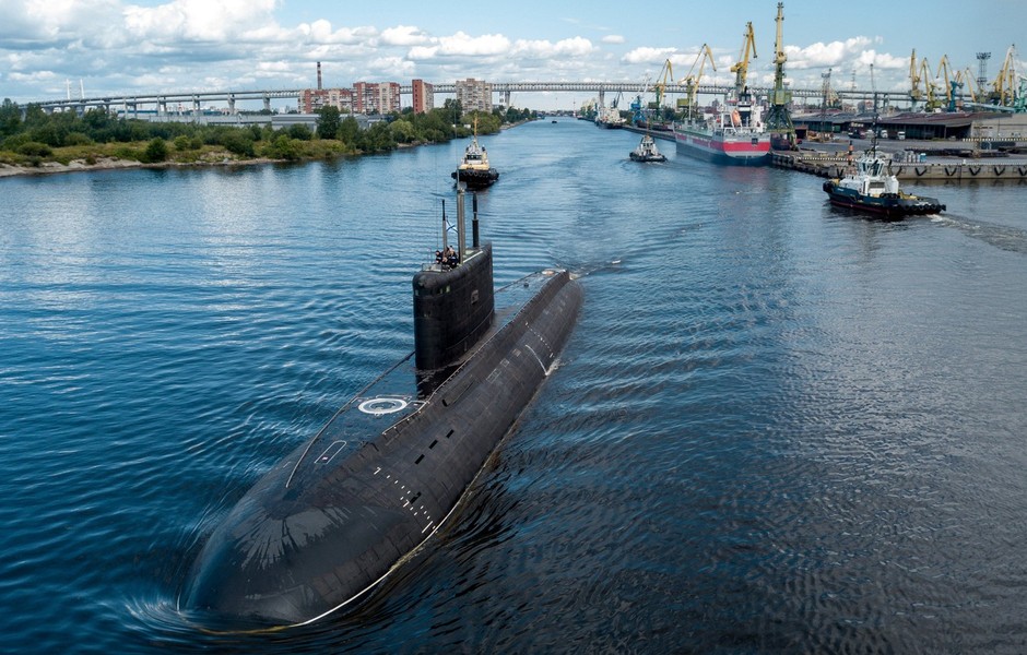 [ẢNH] Hai tàu ngầm Nga diễn tập bắn ngư lôi vào nhau