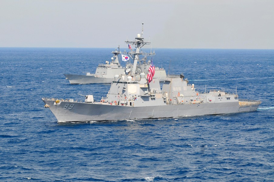 [ẢNH] Tàu chiến, máy bay Trung Quốc bám đuôi chiến hạm Mỹ