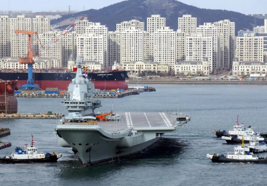 [ẢNH] Đề phòng tàu sân bay trục trặc, Trung Quốc phải mang thêm tàu kéo hỗ trợ