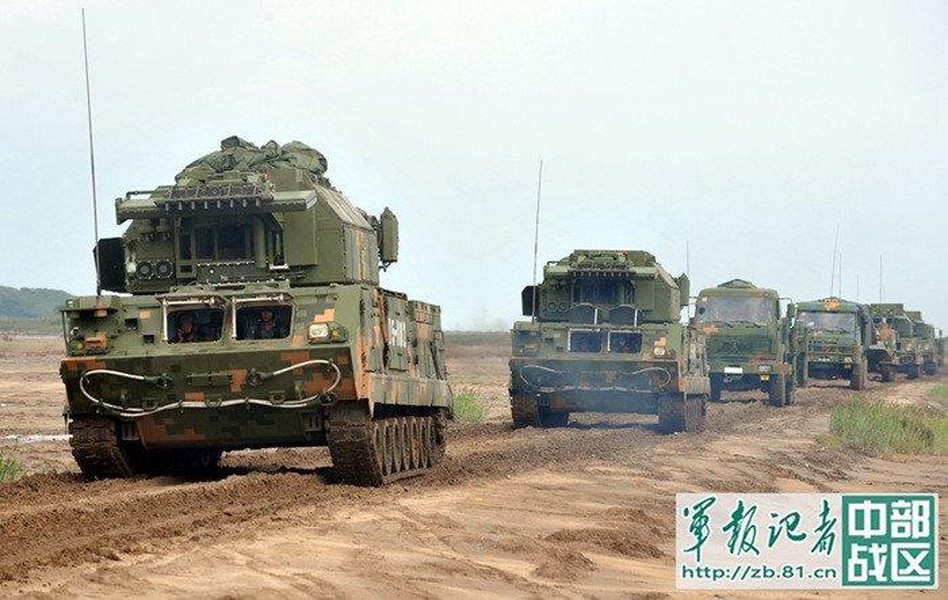 [ẢNH] Lính Trung Quốc nằm dàn hàng để xe chở tên lửa băng qua sát đầu