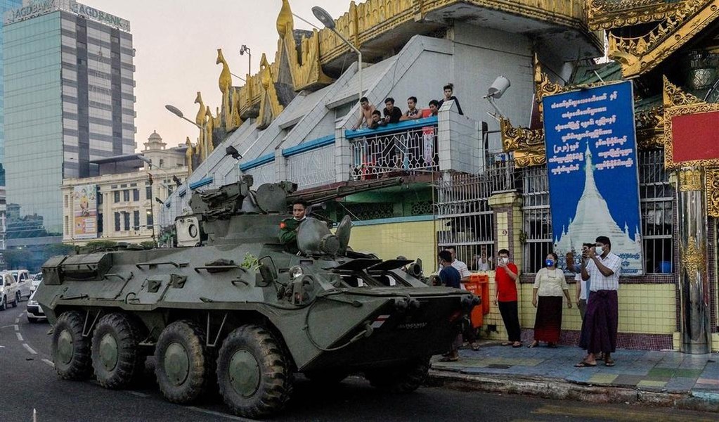 [ẢNH] Bất ngờ với loại xe bọc thép Myanmar vừa triển khai trên đường phố