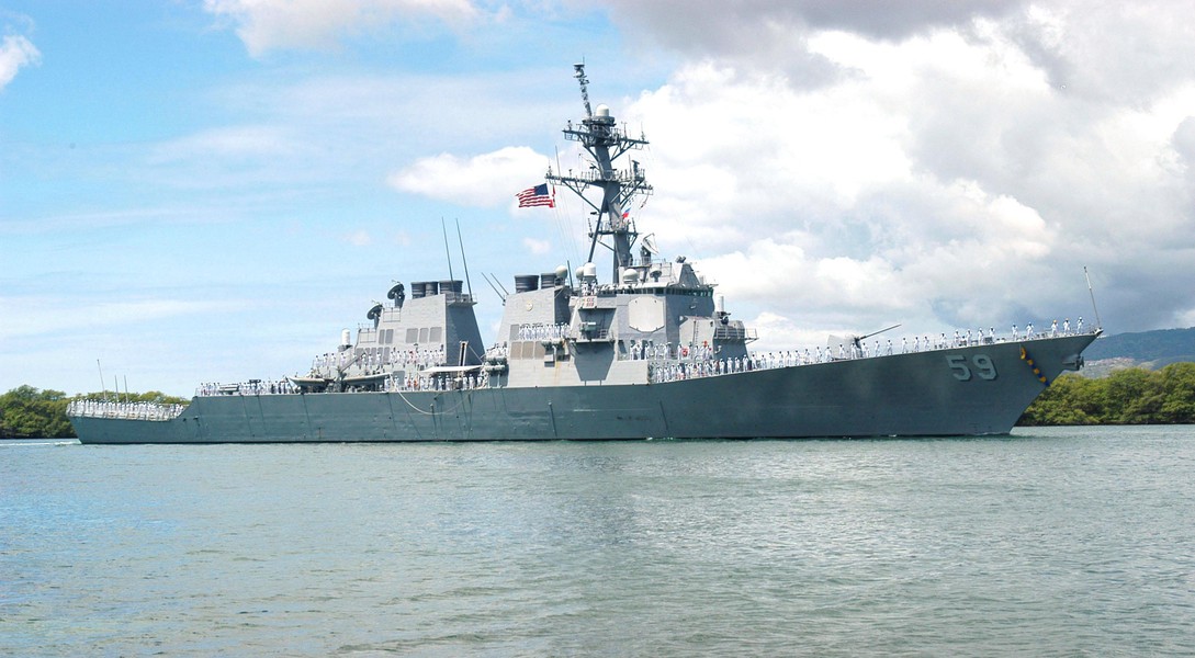 [ẢNH] Khu trục hạm Mỹ lừng lững áp sát đảo nhân tạo phi pháp Trung Quốc