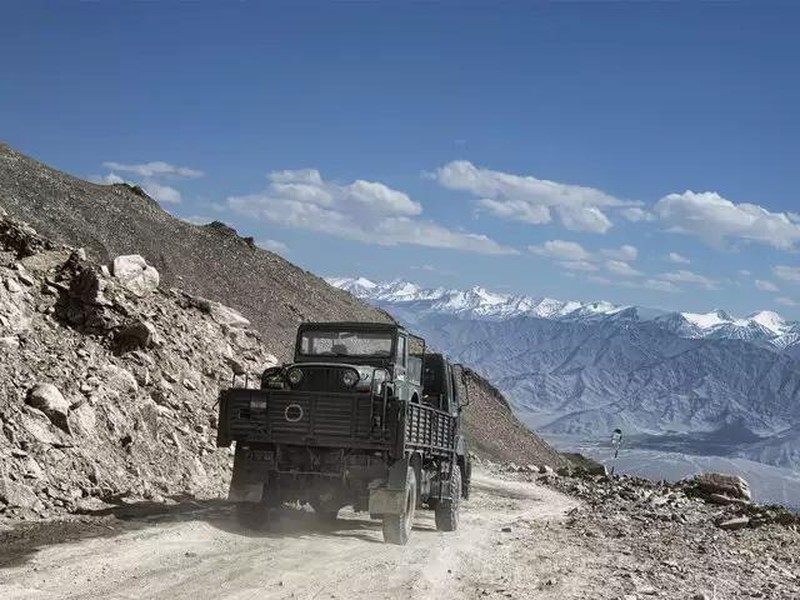 [ẢNH] Trung Quốc triệt thoái quân và xe tăng ra khỏi biên giới với Ấn Độ