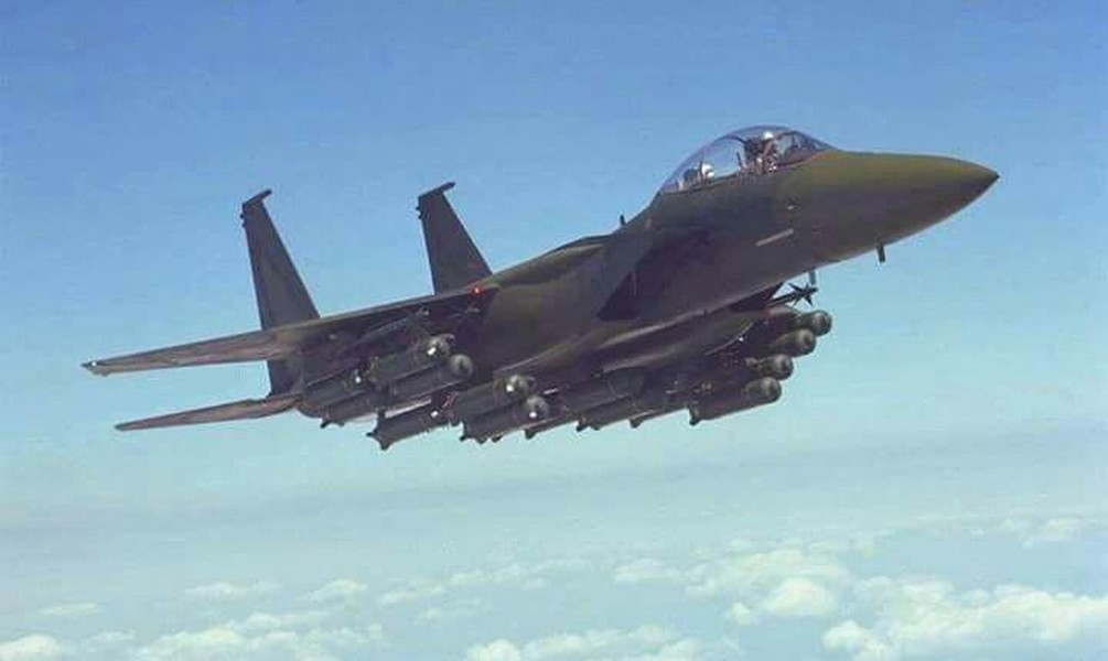 [ẢNH] ‘Đại bàng bất bại’ F-15E Mỹ mạnh ngang máy bay ném bom chiến lược H-6 Trung Quốc