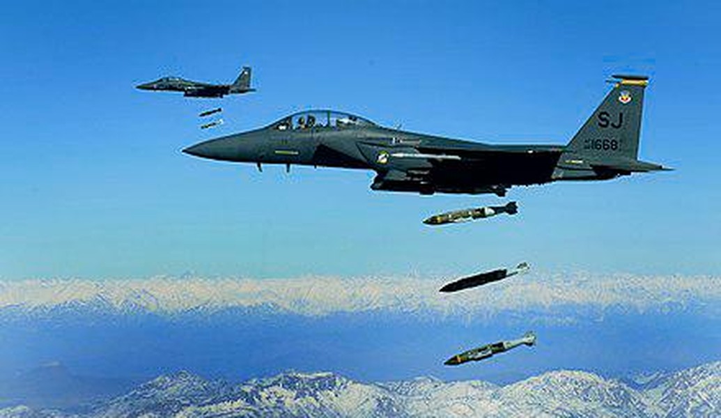 [ẢNH] ‘Đại bàng bất bại’ F-15E Mỹ mạnh ngang máy bay ném bom chiến lược H-6 Trung Quốc