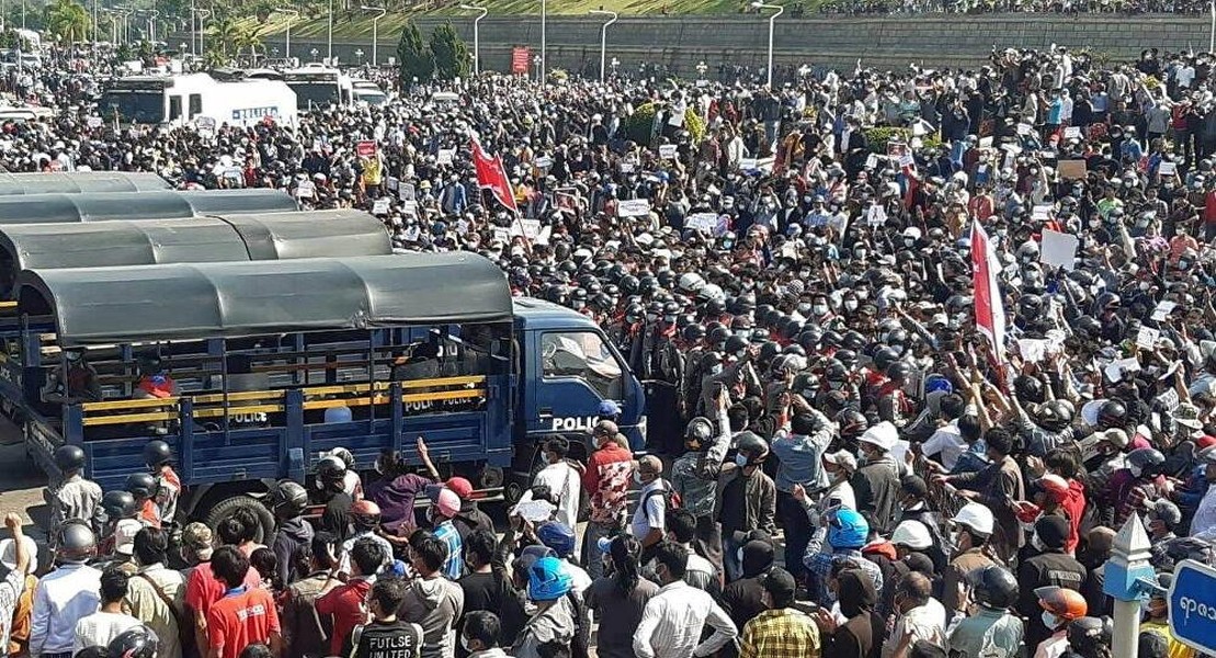 [ẢNH] Loại chiến đấu cơ nào của Myanmar vừa xuất hiện trên đầu người biểu tình?