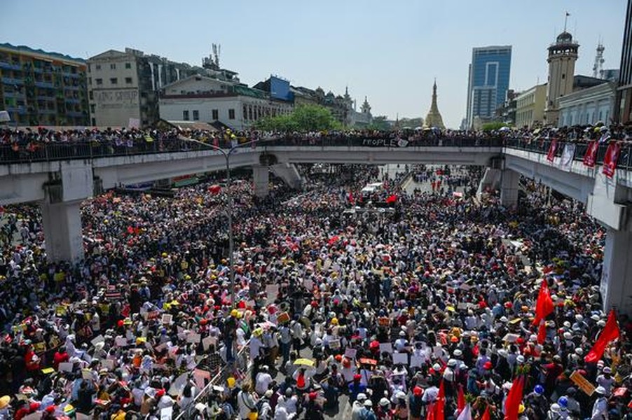 [ẢNH] Loại chiến đấu cơ nào của Myanmar vừa xuất hiện trên đầu người biểu tình?