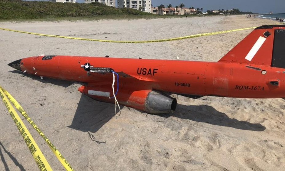 [ẢNH] UAV 700.000 USD của không quân Mỹ trôi dạt trên bãi biển
