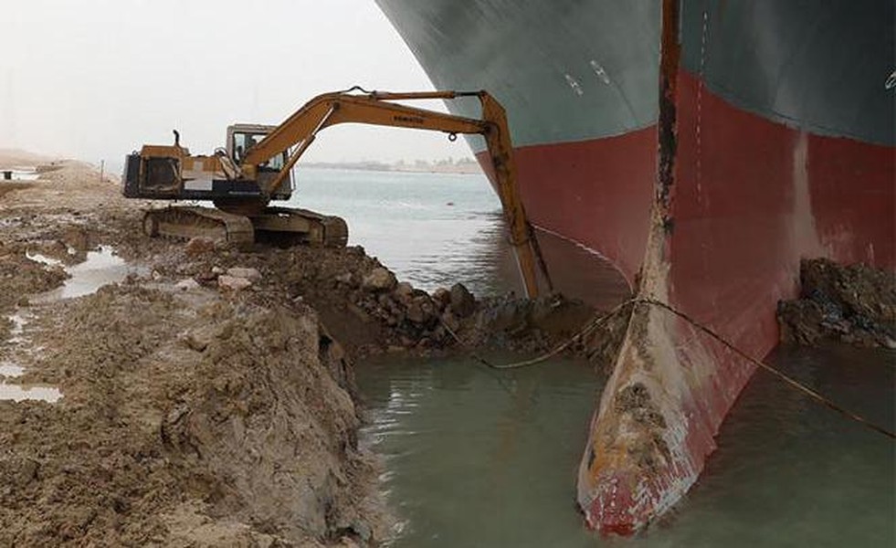 [ẢNH] Giải cứu thành công tàu khổng lồ chắn ngang kênh đào Suez, giá dầu liền giảm