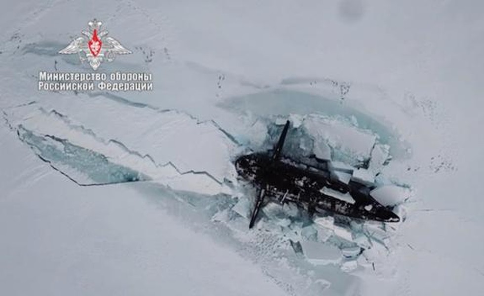 [ẢNH] Tàu ngầm nguyên tử Nga khoét băng Bắc Cực để bắn tên lửa