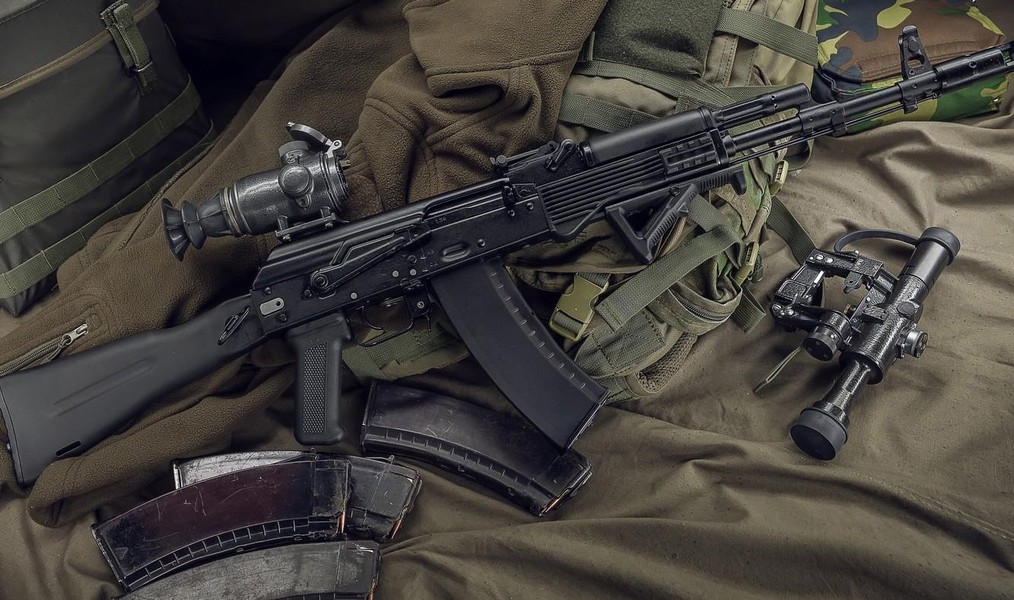[ẢNH] Ly khai Ukraine bất ngờ có súng trường tấn công AK-103