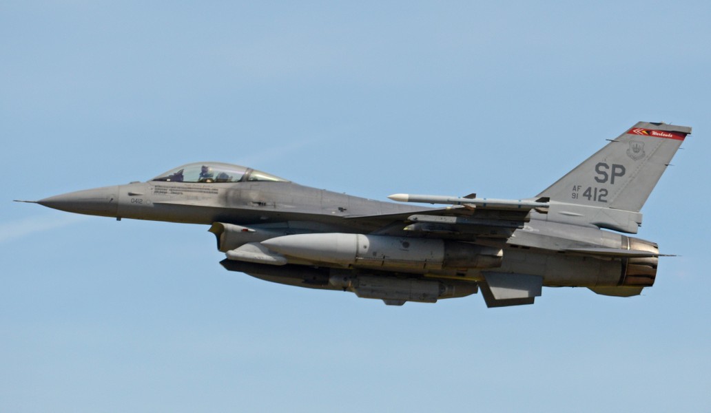 [ẢNH] Phi đội F-16 Mỹ mang tên lửa AIM-120 và AIM-9 tới Biển Đông hội quân