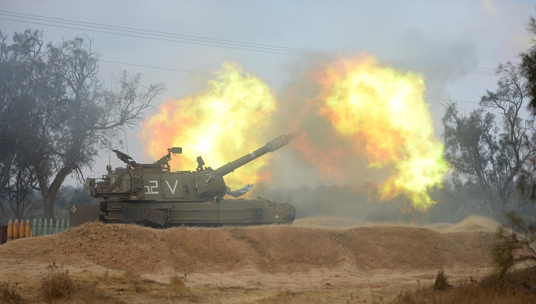 [ẢNH] Israel dùng pháo tự hành Mỹ nã đạn dữ dội vào dải Gaza