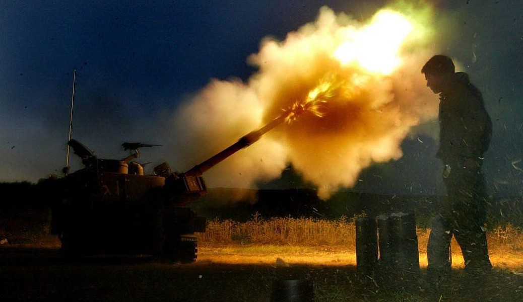 [ẢNH] Israel dùng pháo tự hành Mỹ nã đạn dữ dội vào dải Gaza