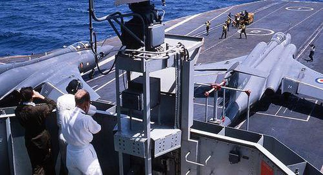 [ẢNH] Tiêm kích hạm mang vũ khí hạt nhân ít biết của hải quân Anh