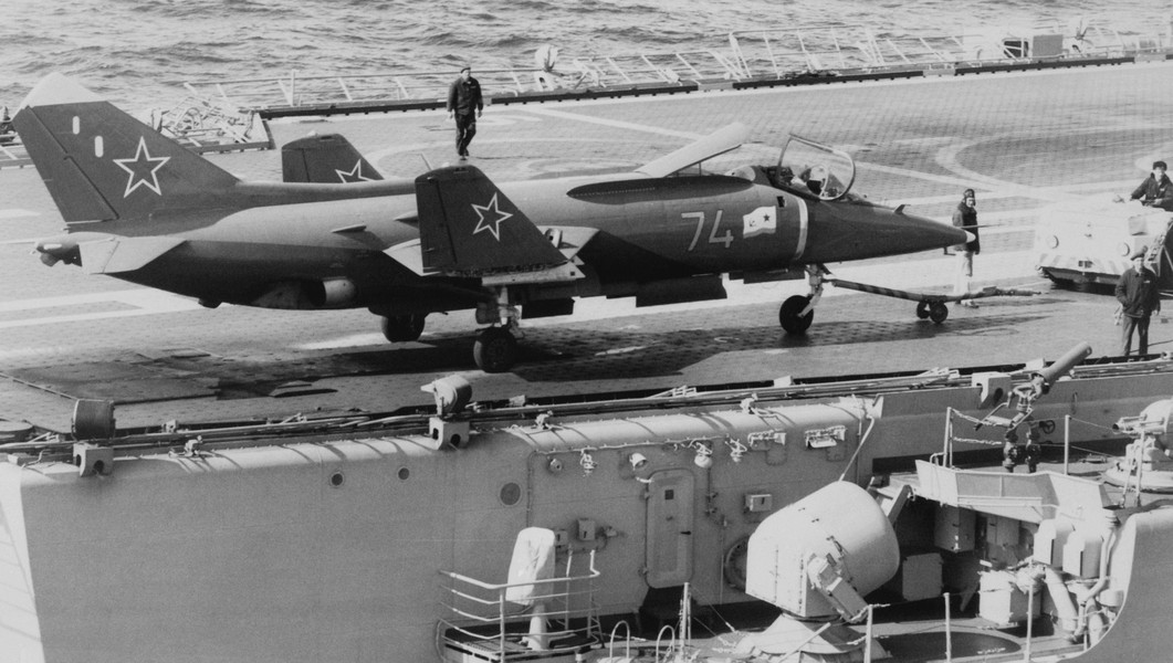 [ẢNH] Yak-38, loại tiêm kích hạm đi trước thời đại của Liên Xô