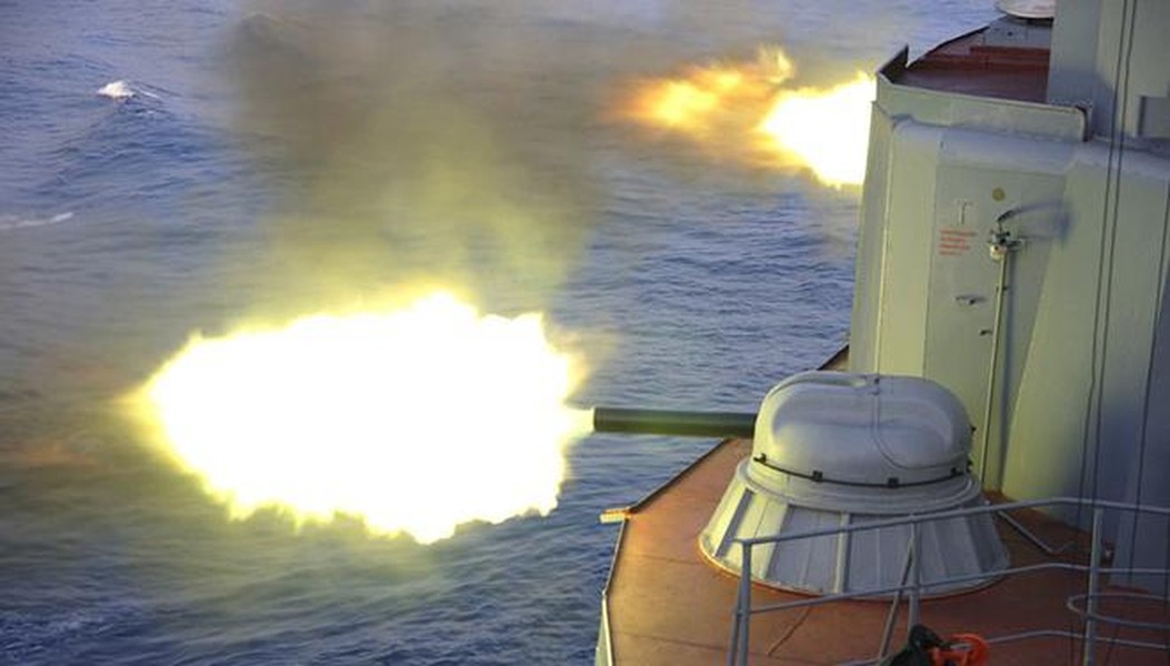 [ẢNH] ‘Hỏa thần’ AK-630M Nga vừa bắn cảnh cáo buộc chiến hạm Anh đổi hướng