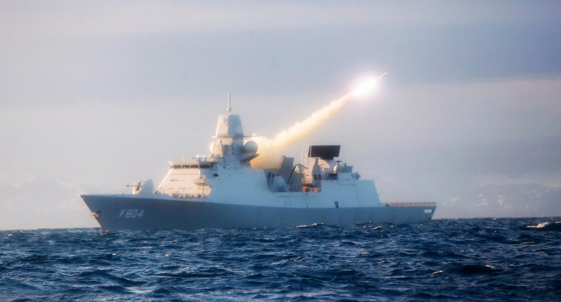 [ẢNH] Sức mạnh chiến hạm Hà Lan vừa chạm mặt với tiêm kích Su-30SM của Nga
