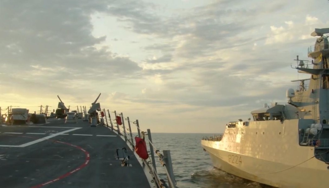 [ẢNH] Chiến đấu cơ Nga 'sượt qua đầu' chiến hạm Mỹ đang tập trận tại Biển Đen