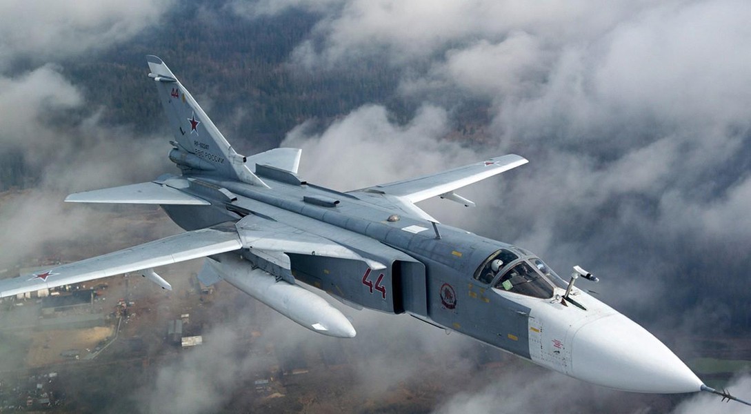 [ẢNH] 'Kiếm sĩ' Su-24M 'đại náo' họp báo của nguyên thủ thành viên NATO