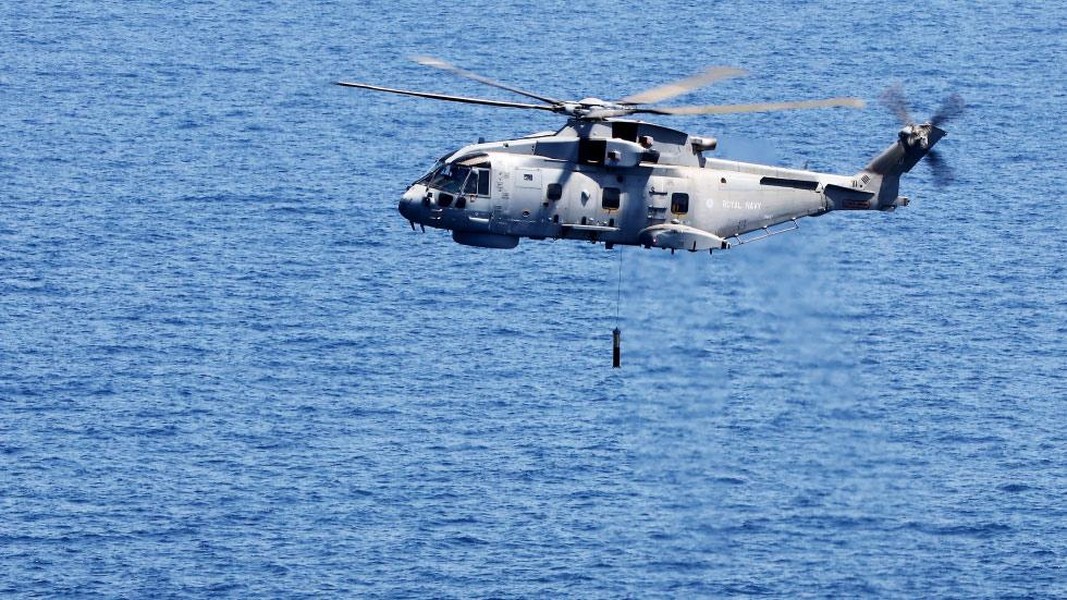[ẢNH] Anh tung liền 2 trực thăng 'cá kiếm' truy vết tàu ngầm 'hố đen Kilo' Nga