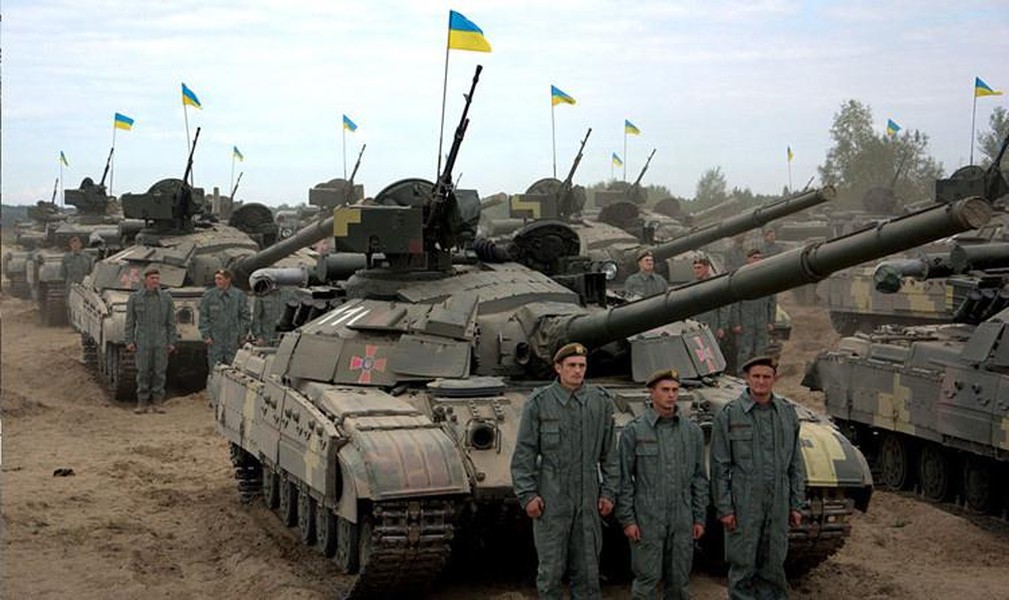 [ẢNH] Xe tăng quốc bảo Ukraine bắn nhầm cả vào nhà dân