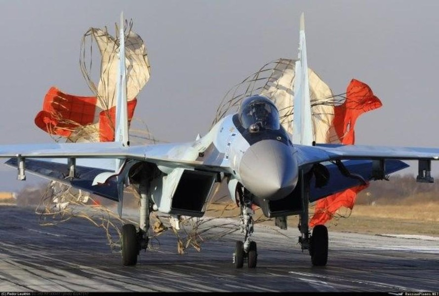[ẢNH] Mài tóe lửa đường băng khi hạ cánh khẩn, tiết lộ thiết kế lạ của F-22 Raptor