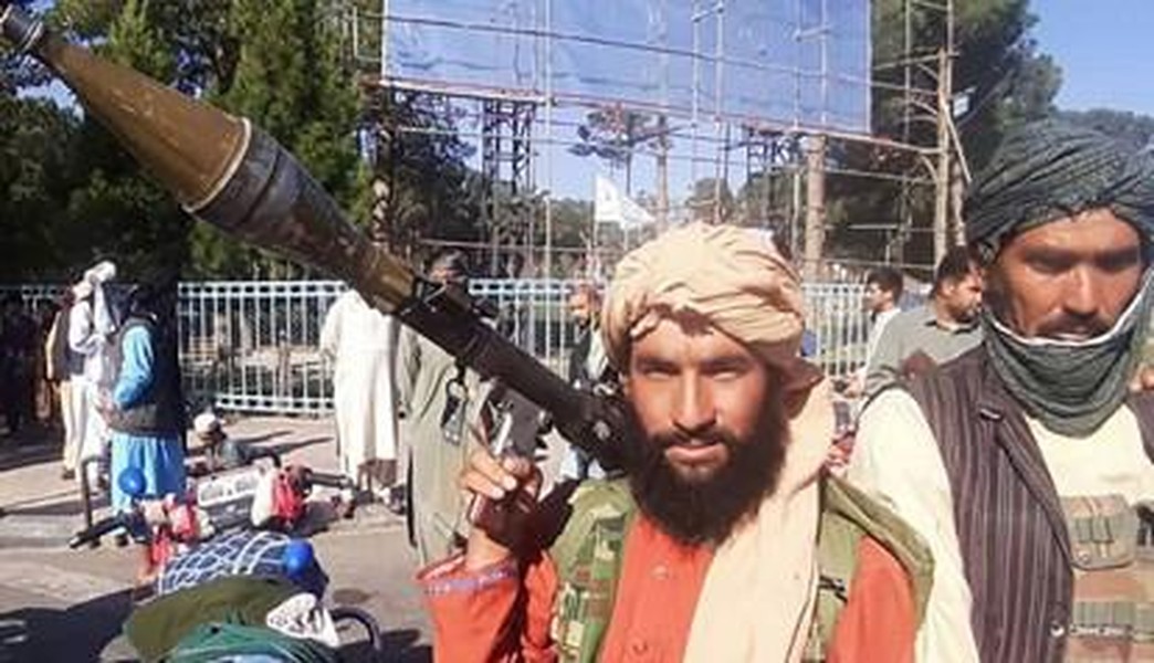 [ẢNH] Taliban vừa nổ súng vào người biểu tình đòi treo cờ Afghanistan